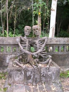 Patung Skeletons in Love